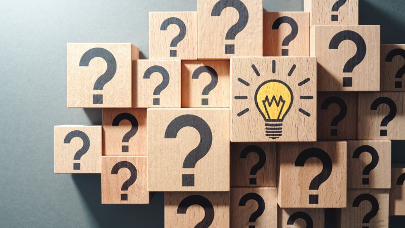 wooden cubes with question marks and lightbulbs